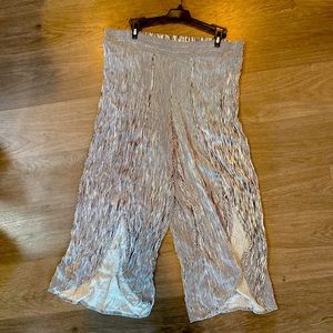 Maurices cropped black and white linen flyaway capris